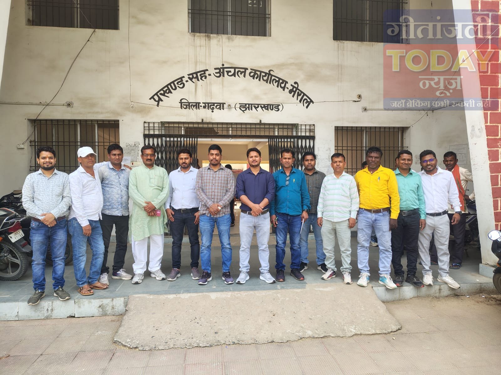 मांगों को लेकर मनरेगा कर्मियों का तीन दिवसीय सांकेतिक हड़ताल, प्रखंड कार्यालय पर धरना