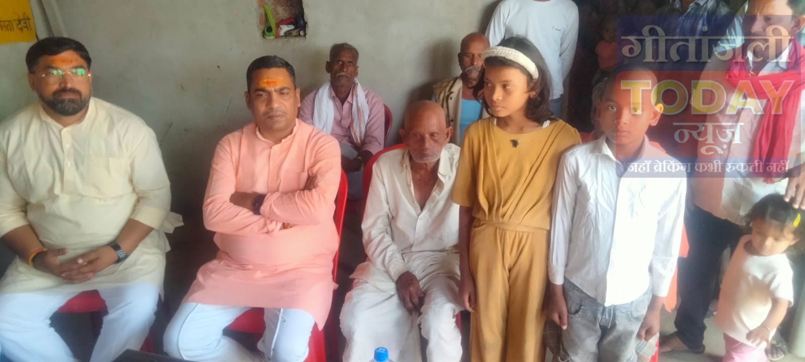 दिवंगत भाजपा कार्यकर्ता के घर पहुंचे पूर्व मंत्री भानु प्रताप शाही, परिजनों को दी सांत्वना