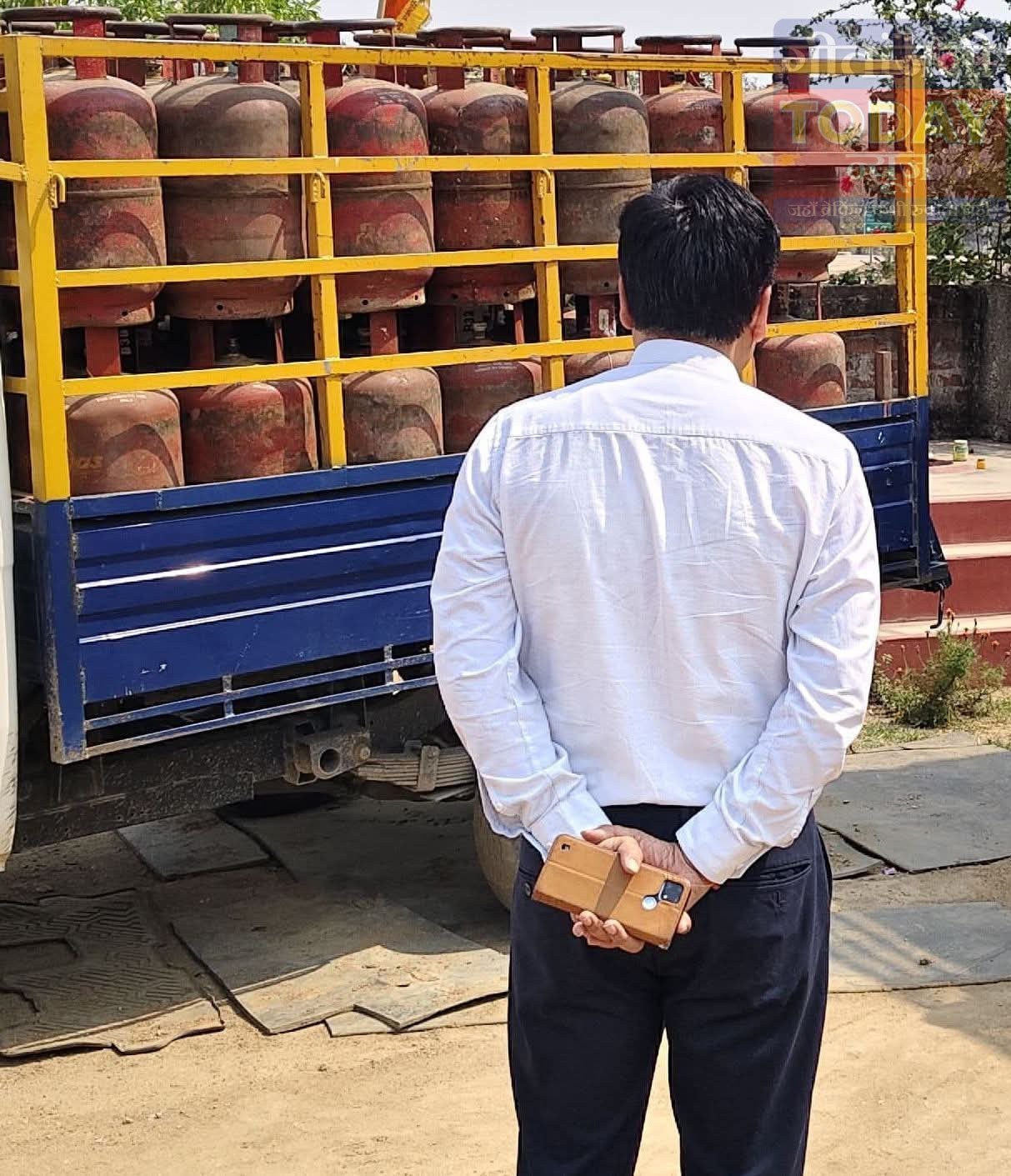 एलपीजी की अवैध ढुलाई पर प्रशासन की बड़ी कार्रवाई, 70 सिलेंडर जब्त