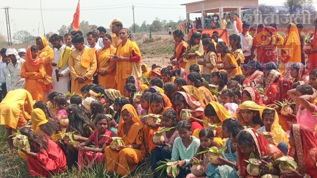 108 कलश के साथ निकली भव्य शोभायात्रा, करके गांव में तीन दिवसीय नौ कुंडीय गायत्री महायज्ञ शुरू