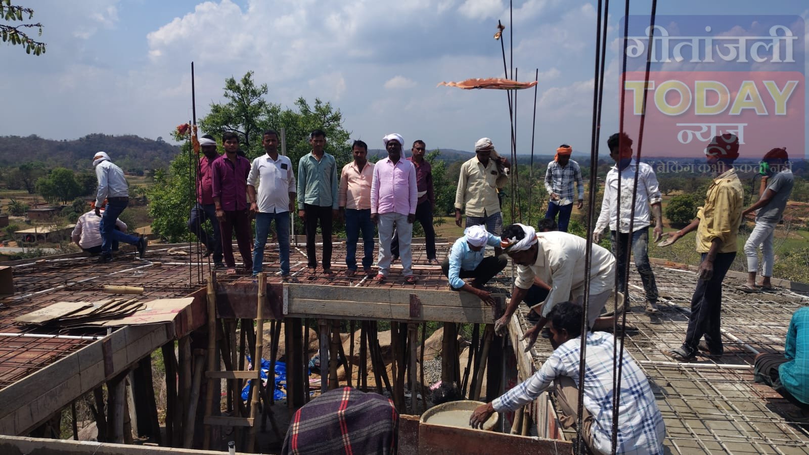 तेजवा पहाड़ पर हनुमान मंदिर की छत ढलाई, ग्रामीणों ने किया श्रमदान