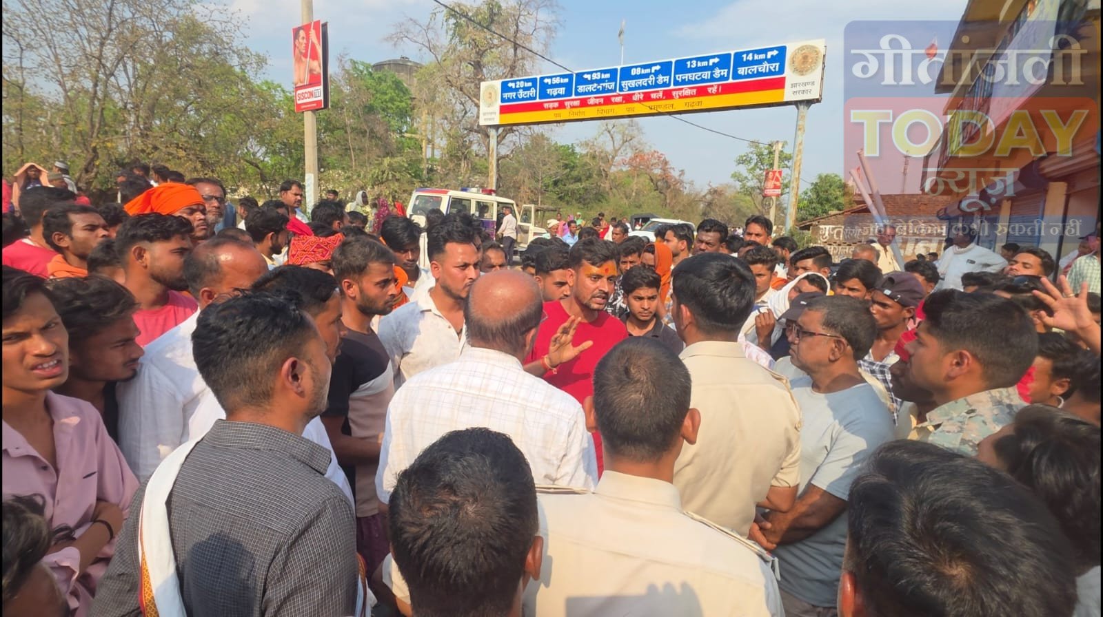 देव मांडर भूमि विवाद पर धुरकी में तनाव, प्रशासन की पहल से शांति बहाल