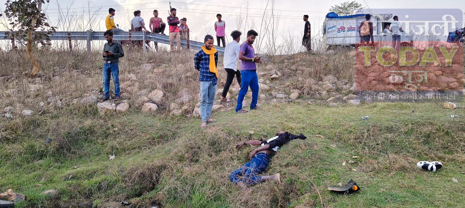 अनियंत्रित बाइक पुल के नीचे गिरी, 20 वर्षीय युवक की दर्दनाक मौत