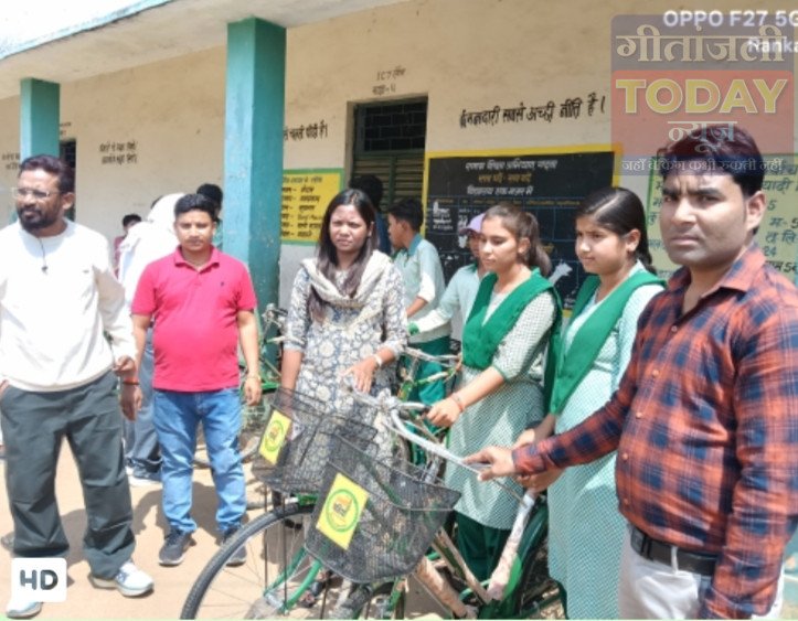 रंका में 19 छात्र-छात्राओं को मिली साइकिल, बीडीओ ने किया वितरण