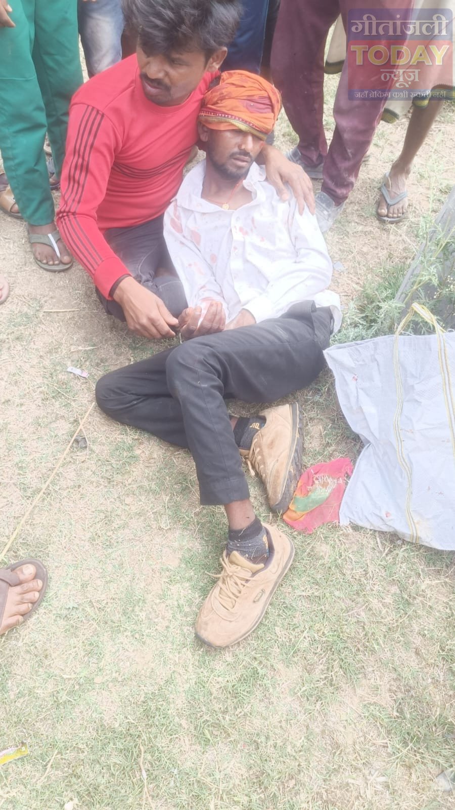 अनियंत्रित बाइक विजली के पोल से टकराई, महिला सहित तीन घायल 