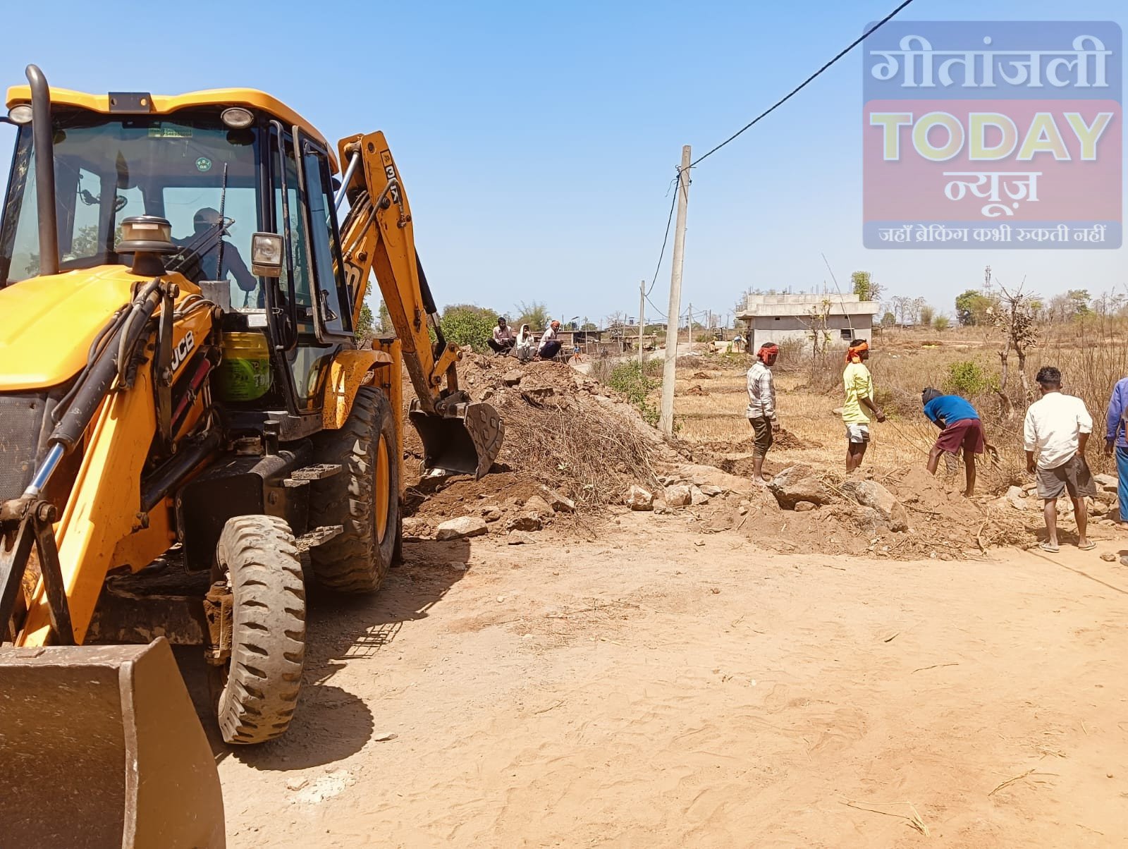 लुकुंबार सड़क निर्माण पर बवाल: ग्रामीणों ने लगाए अनियमितता के आरोप, साइड इंचार्ज ने कहा- काम सही चल रहा है