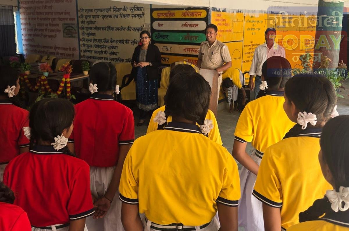 कस्तूरबा विद्यालय में पुलिस की पाठशाला: छात्राओं को किया जागरूक