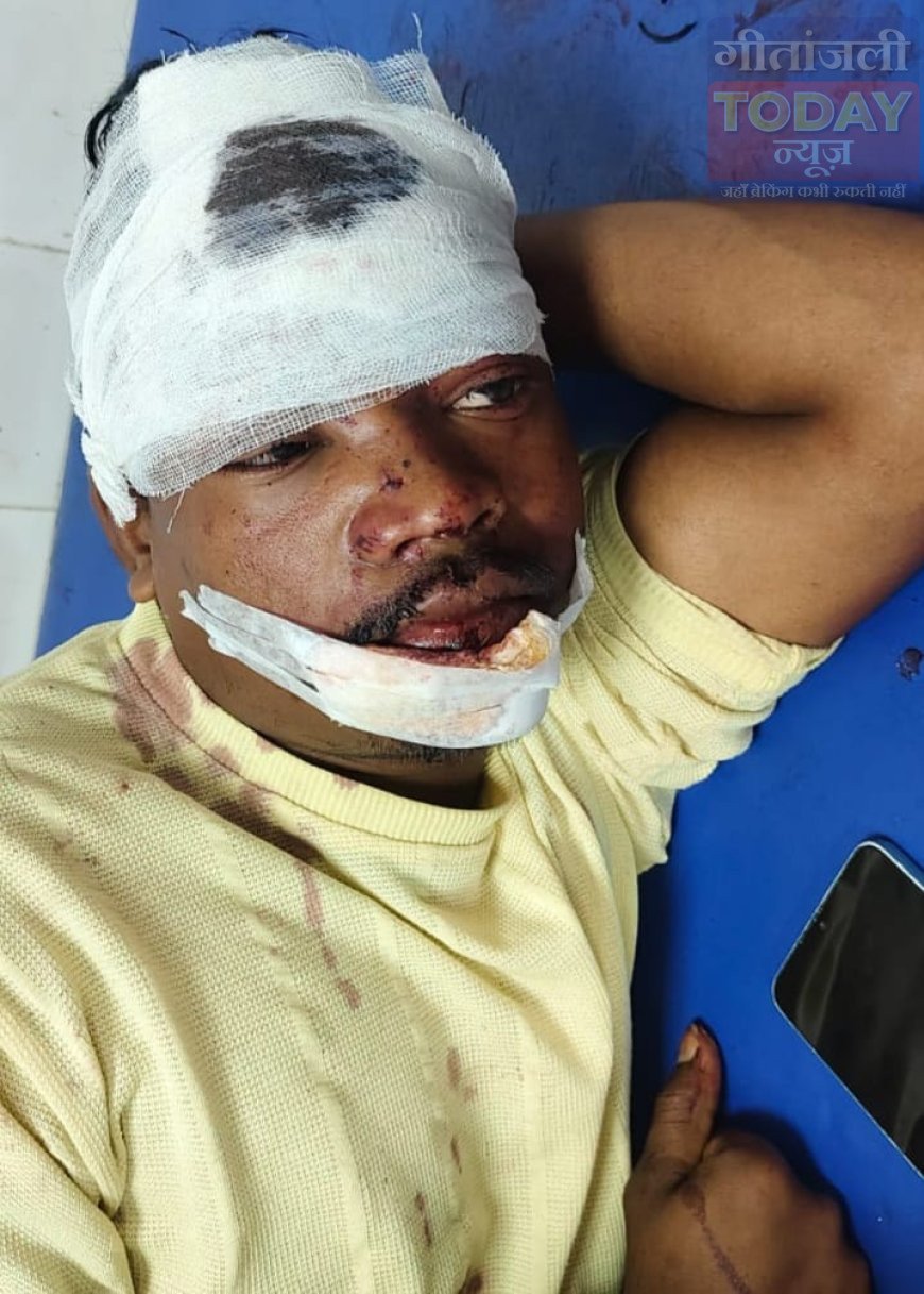 कुंबा गांव में भीषण बाइक टक्कर: एक की मौत, चार गंभीर घायल; एम्बुलेंस नहीं मिलने पर हंगामा