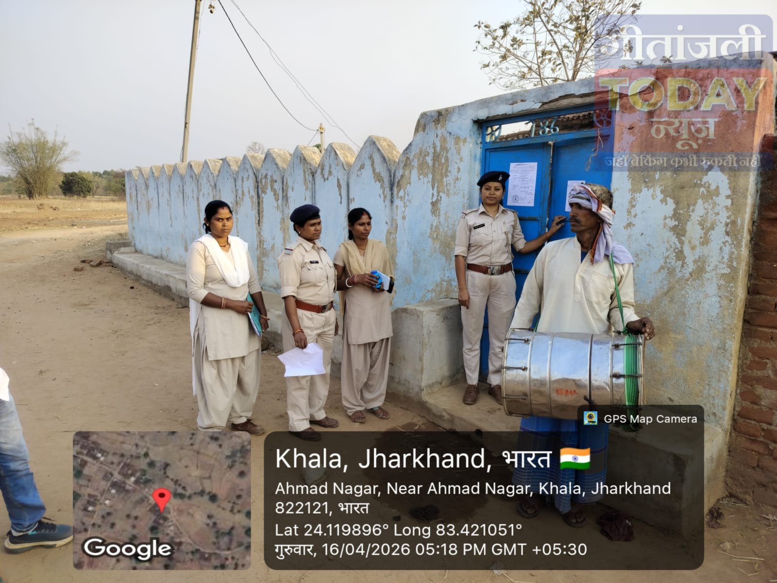 दुष्कर्म व SC/ST एक्ट मामले में फरार आरोपी के घर चस्पा हुआ इश्तिहार, आत्मसमर्पण का आदेश