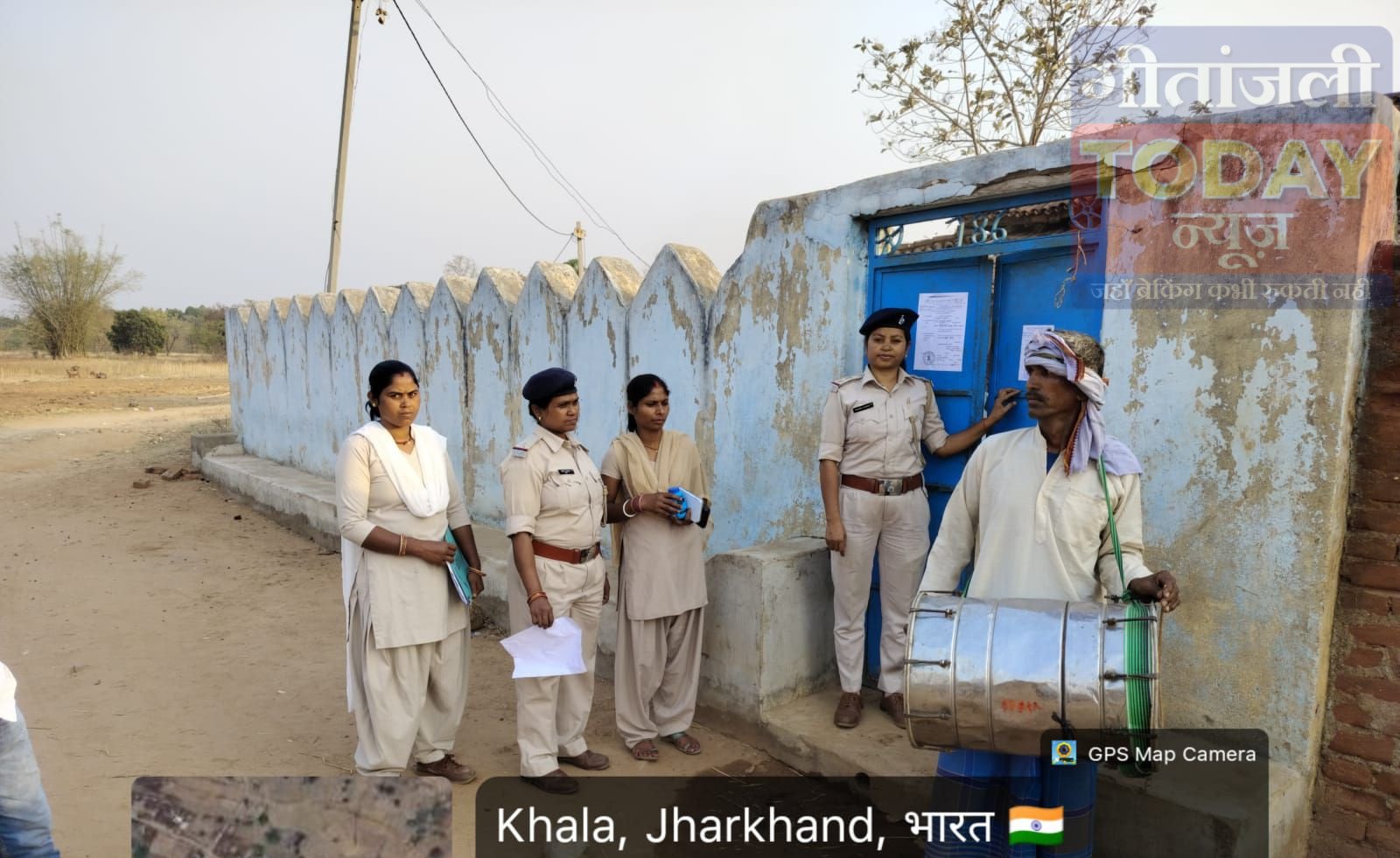 महिला थाना केस में फरार आरोपी पर सख्ती, घर-घर डुगडुगी बजाकर चस्पा हुआ इश्तिहार