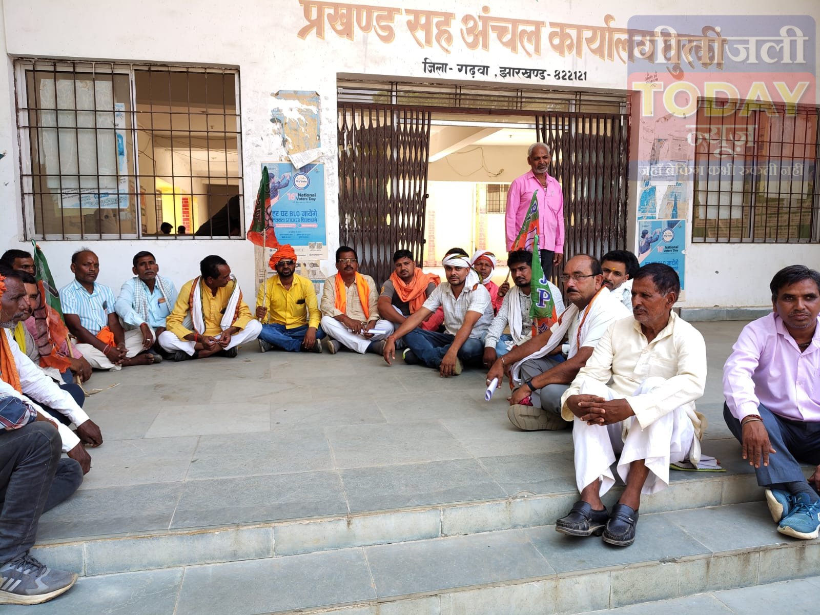 धुरकी में किसानों की समस्याओं को लेकर भाजपा का धरना, राज्यपाल के नाम सौंपा ज्ञापन