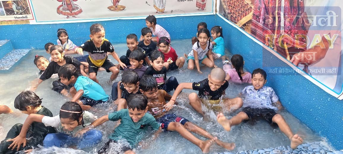 सरस्वती विद्या मंदिर में तरणताल गतिविधि, पानी के फव्वारों के बीच बच्चों ने की खूब मस्ती