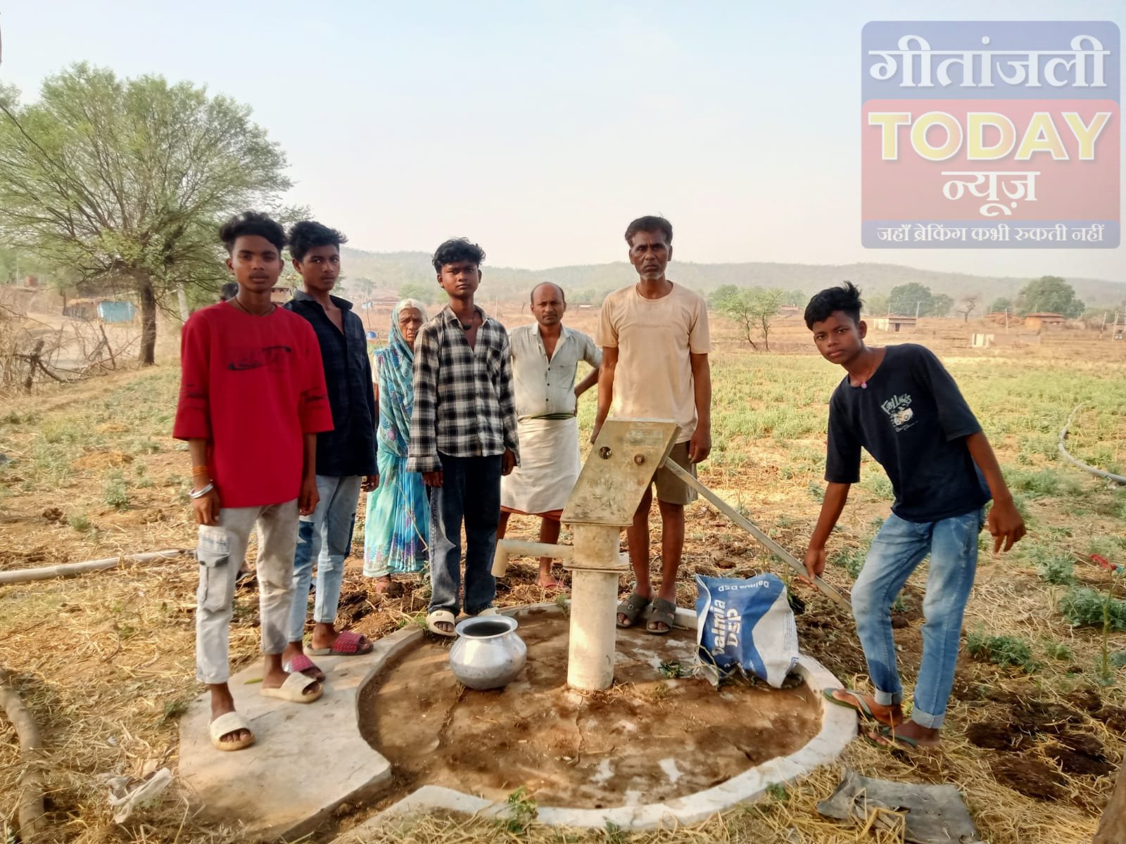 एक साल से खराब पड़ा चापाकल, बूंद-बूंद पानी को तरस रहे बसकटिया टोला के लोग