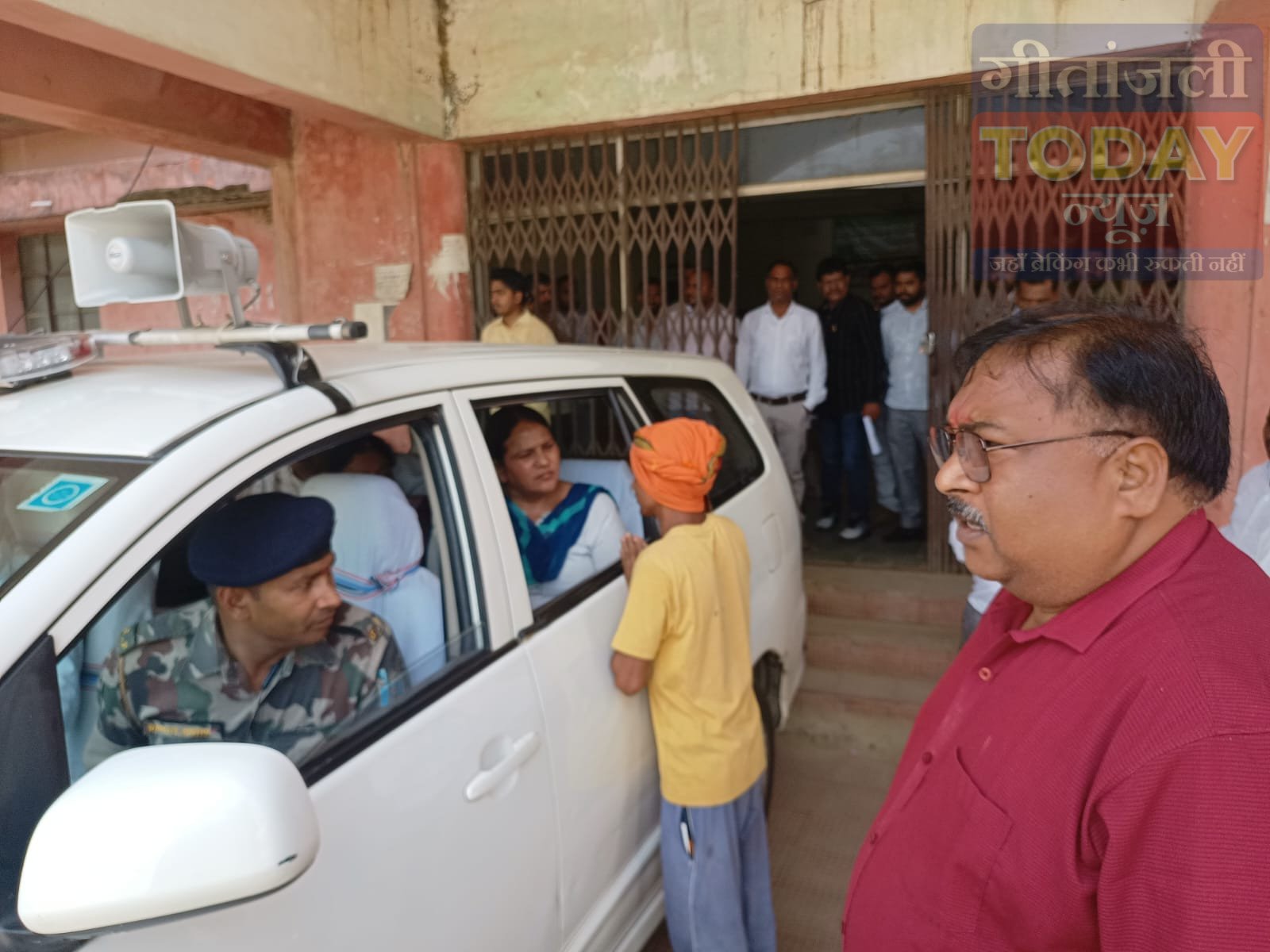 रमना प्रखंड कार्यालय में प्रमंडलीय आयुक्त का औचक निरीक्षण, अनुपस्थित कर्मियों पर कार्रवाई के निर्देश