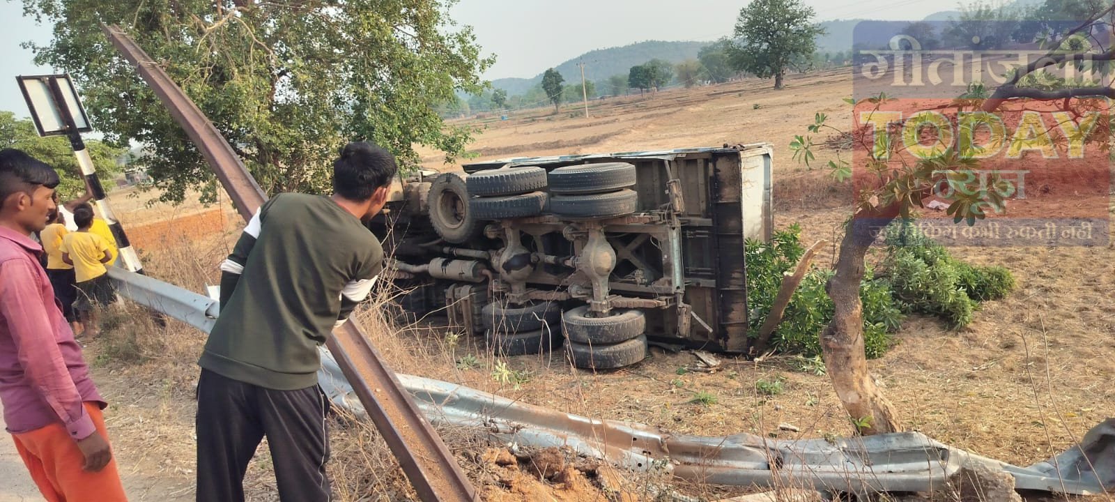 हाई वोल्टेज पोल से भिड़ा ट्रक, दो प्रखंडों की बिजली आपूर्ति ठप