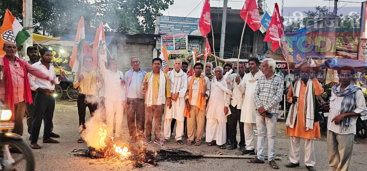 डीजल-पेट्रोल मूल्य वृद्धि पर भड़का विरोध, बस स्टैंड पर फूंका गया पीएम का पुतला