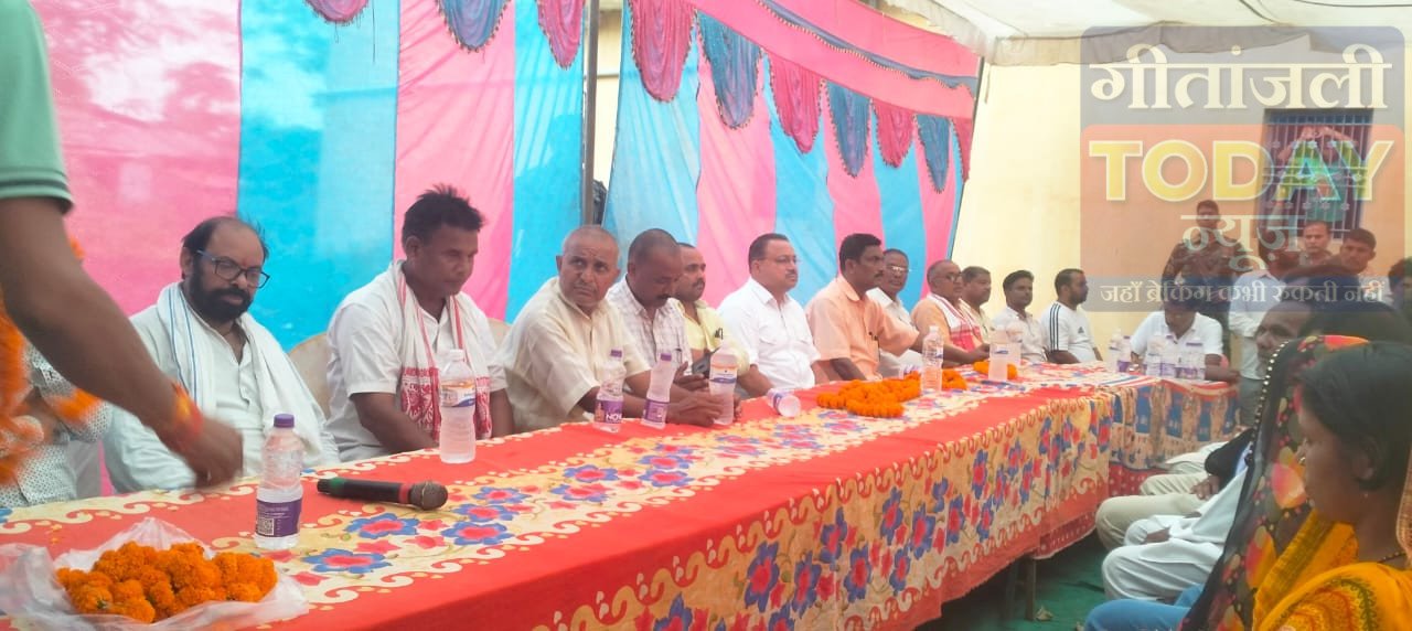 खरौंधी प्रखंड के चौरिया में पीसीसी पथ का किया गया शिलान्यास।