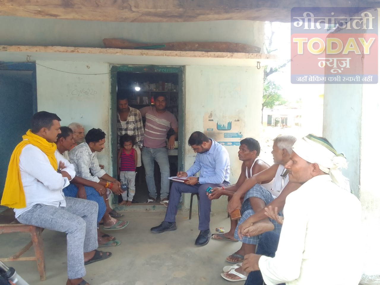 राशन कार्ड में कथित अनियमितता और फर्जीवाड़े के आरोपों की जांच करने पहुंचे प्रखंड आपूर्ति पदाधिकारी