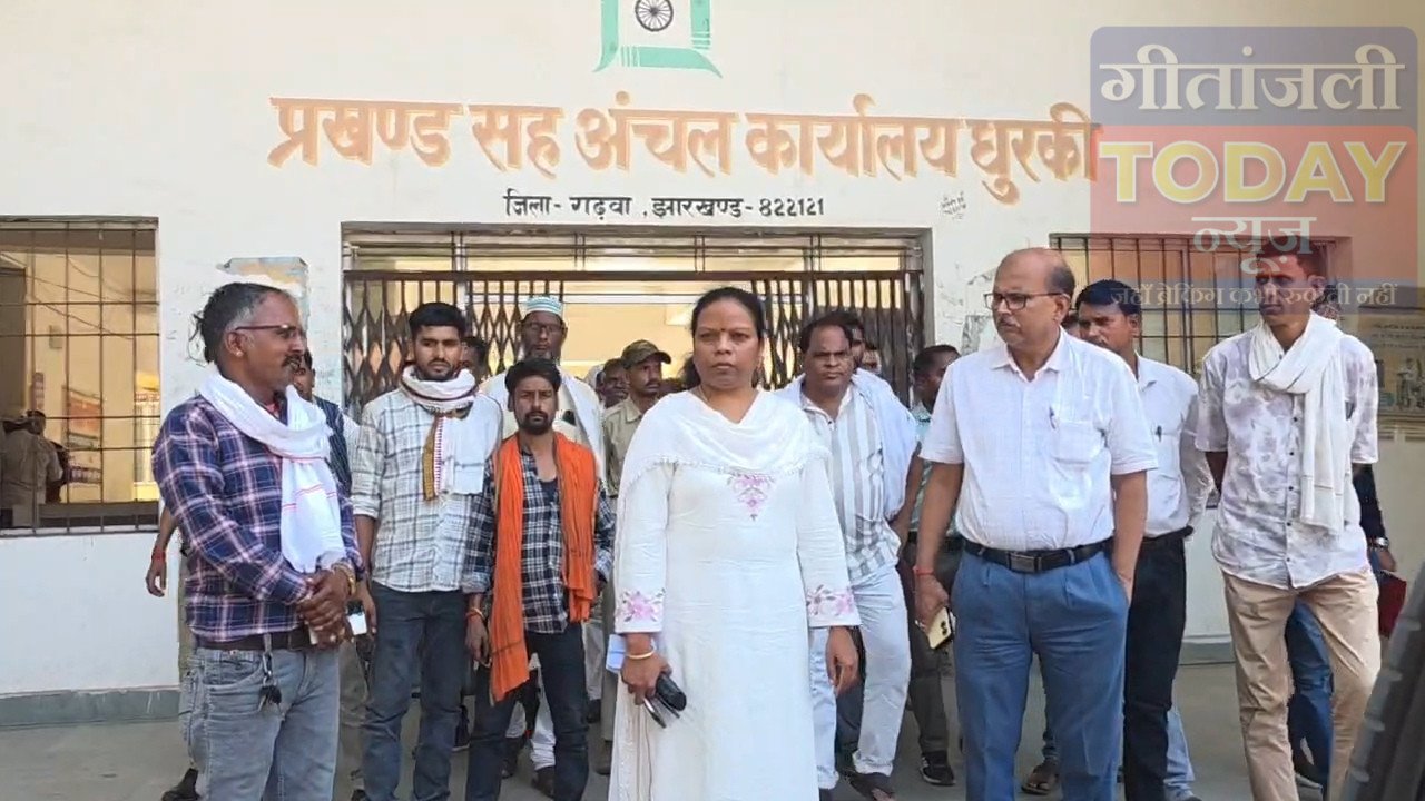 धुरकी प्रखंड कार्यालय पहुंचीं डीडीसी, योजनाओं की समीक्षा कर दिए सख्त निर्देश