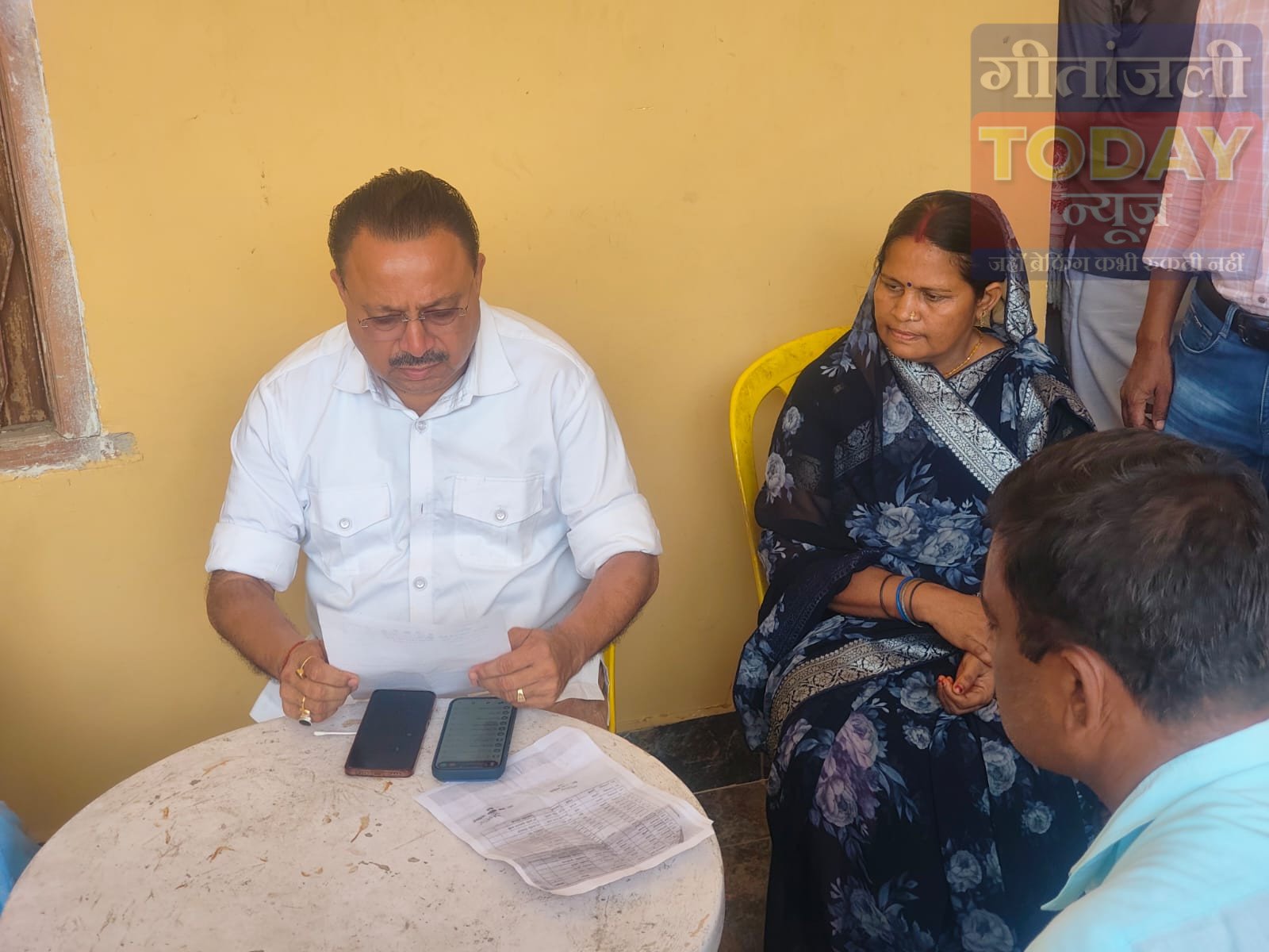 कटहर कला पंचायत की समस्याओं को लेकर मुखिया पहुंचीं विधायक आवास, पीसीसी सड़क निर्माण का मिला आश्वासन