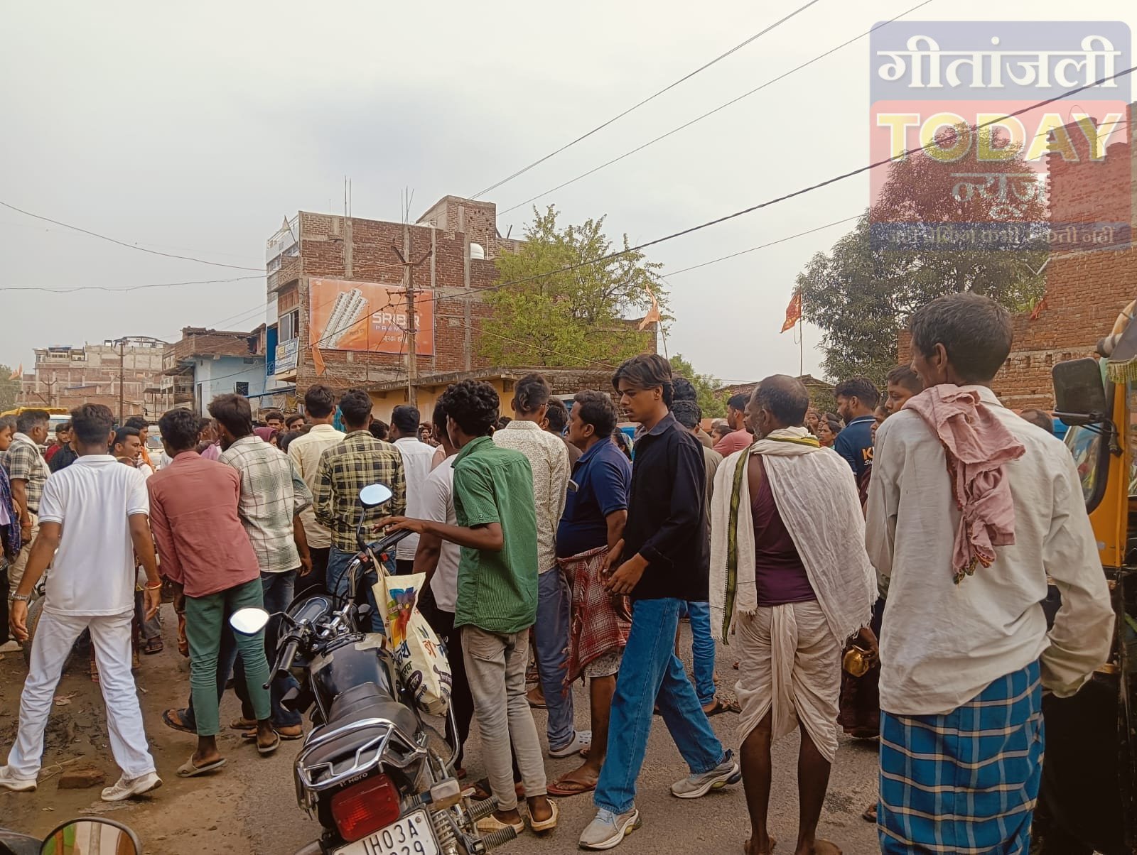 तेज रफ्तार कार ने ली युवक की जान, गुस्साए ग्रामीणों ने किया सड़क जाम