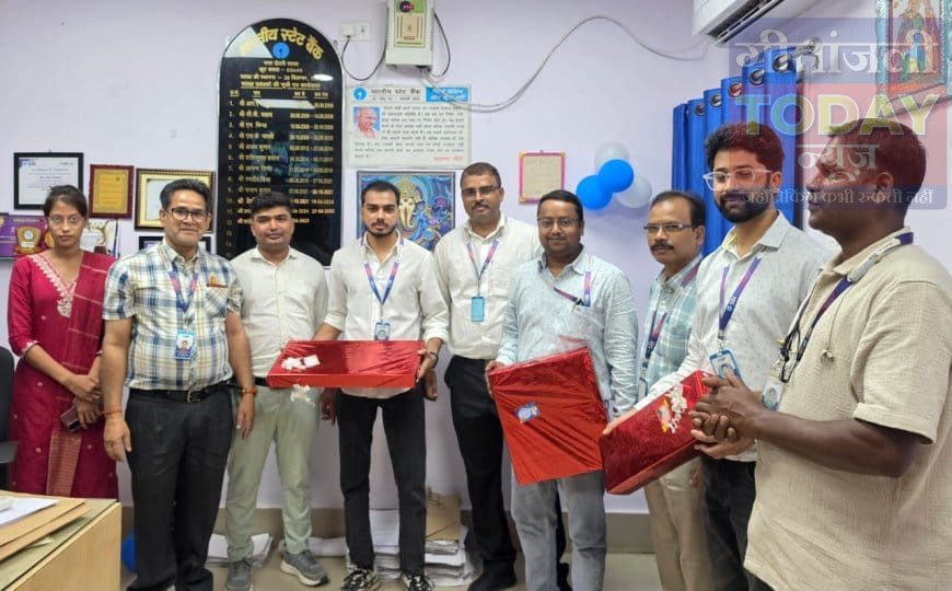 एसबीआई नगर ऊंटारी शाखा में उत्कृष्ट कार्य करने वाले बैंककर्मी सम्मानित, शाखा प्रबंधक ने बढ़ाया उत्साह