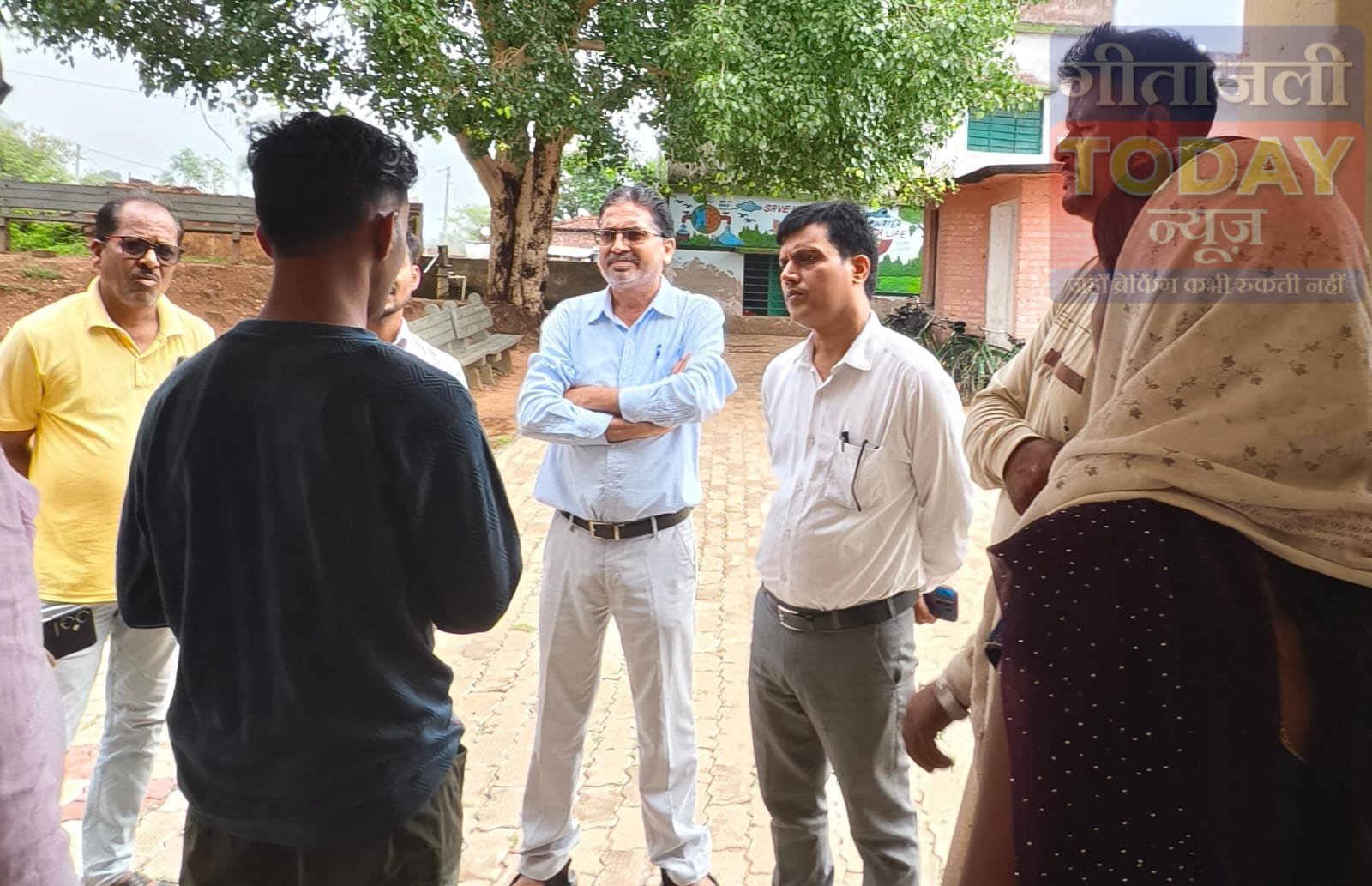 खुटिया विद्यालय पहुंचे बीडीओ अनुरंजन झा, SIR फॉर्म भरने में लापरवाही पर दी चेतावनी
