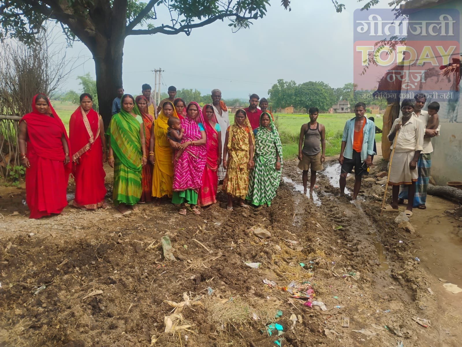300 मीटर की सड़क बनी मुसीबत, बारिश में केरवा टोला का टूटा संपर्क