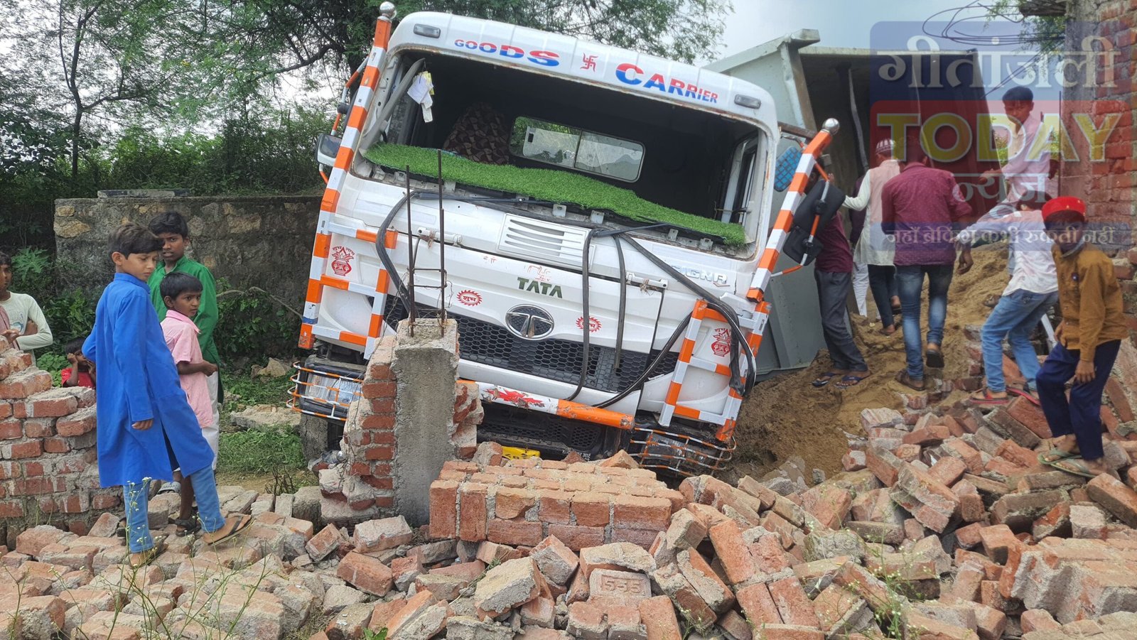 पतिहारी के खतरनाक टेढ़ी मोड़ पर पलटा हाइवा (टेलर) चारदीवारी ध्वस्त, बड़ा हादसा टला