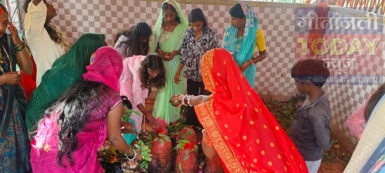 पहली सावन सोमवारी पर शिवमय हुआ विशुनपुरा, शिवालयों में उमड़ा श्रद्धालुओं का सैलाब