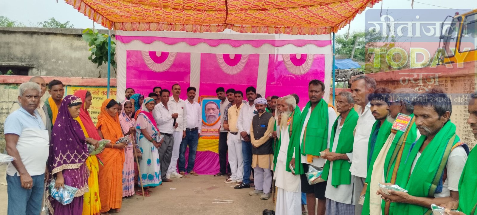सगमा में दिशोम गुरु शिबू सोरेन की प्रथम पुण्यतिथि पर कार्यक्रम, गरीबों के बीच वस्त्र वितरण