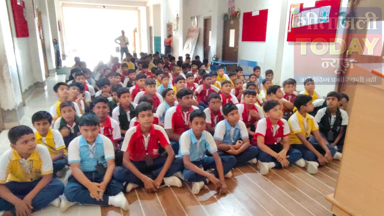 स्वास्थ्य एवं स्वच्छता अपनाकर ही स्वस्थ समाज का निर्माण संभव : डॉ. अभिमन्यु कुमार सिंह