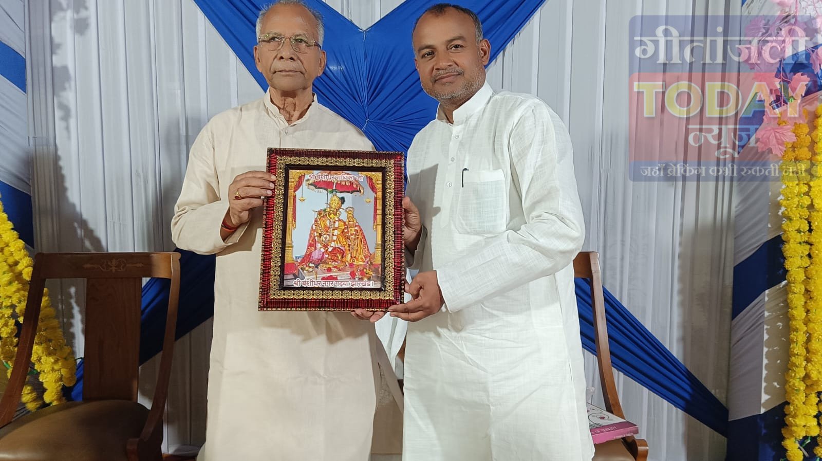 बाबा बंशीधर की तस्वीर भेंट कर पूर्व मंत्री ताम्रध्वज साहू को दी जन्मदिन की शुभकामनाएं