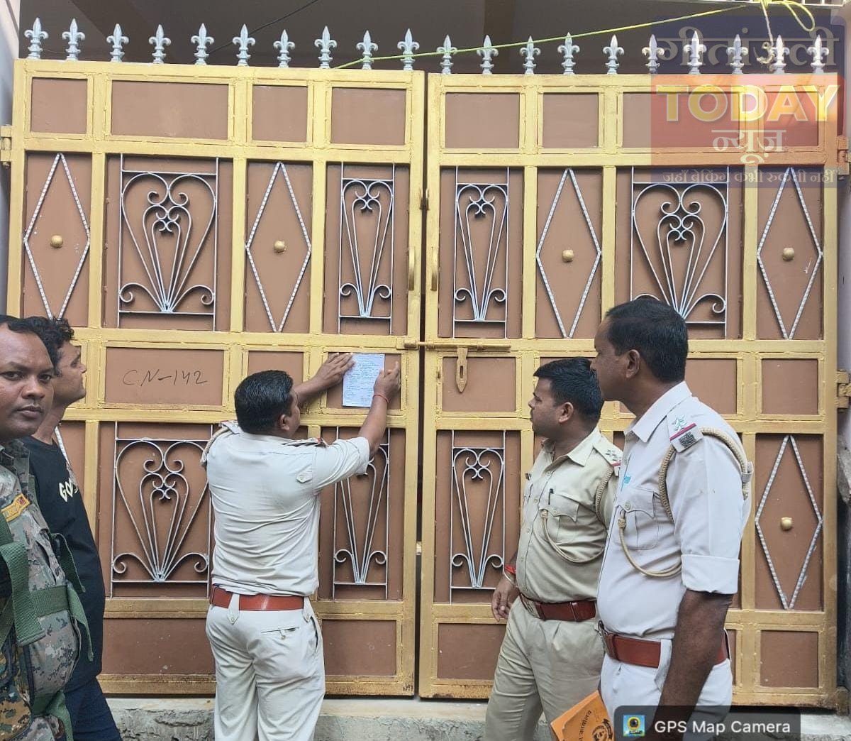 नाबालिग से यौन उत्पीड़न मामले में फरार प्रधानाध्यापक के घर ढोल-नगाड़े के साथ चिपका इश्तेहार