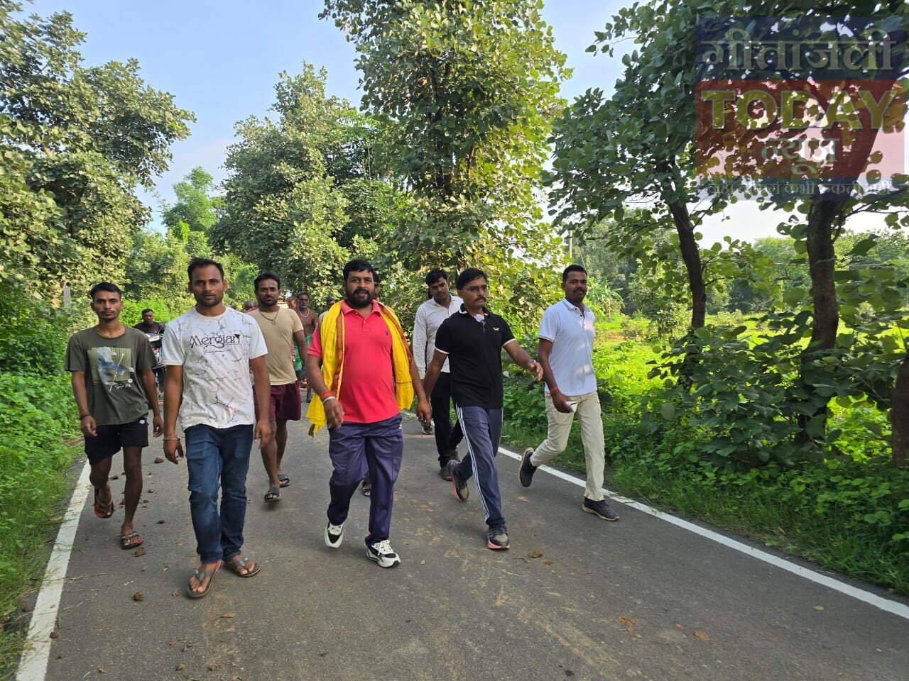 सरसतिया-ओबरा में BDO सह CO का पैदल भ्रमण, अवैध शराब व यूरिया कालाबाजारी पर सख्ती