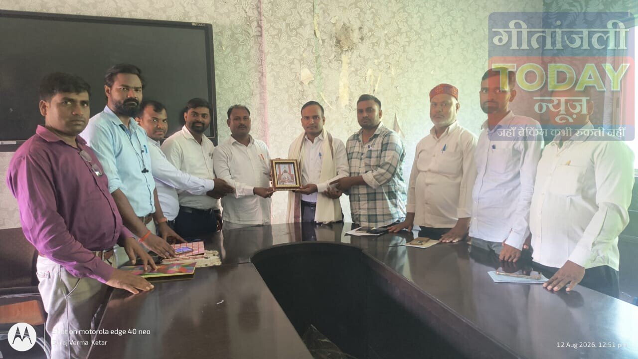 नए बीपीओ का अंगवस्त्र व मां चतुर्भुजी की प्रतिमा भेंट कर सम्मान