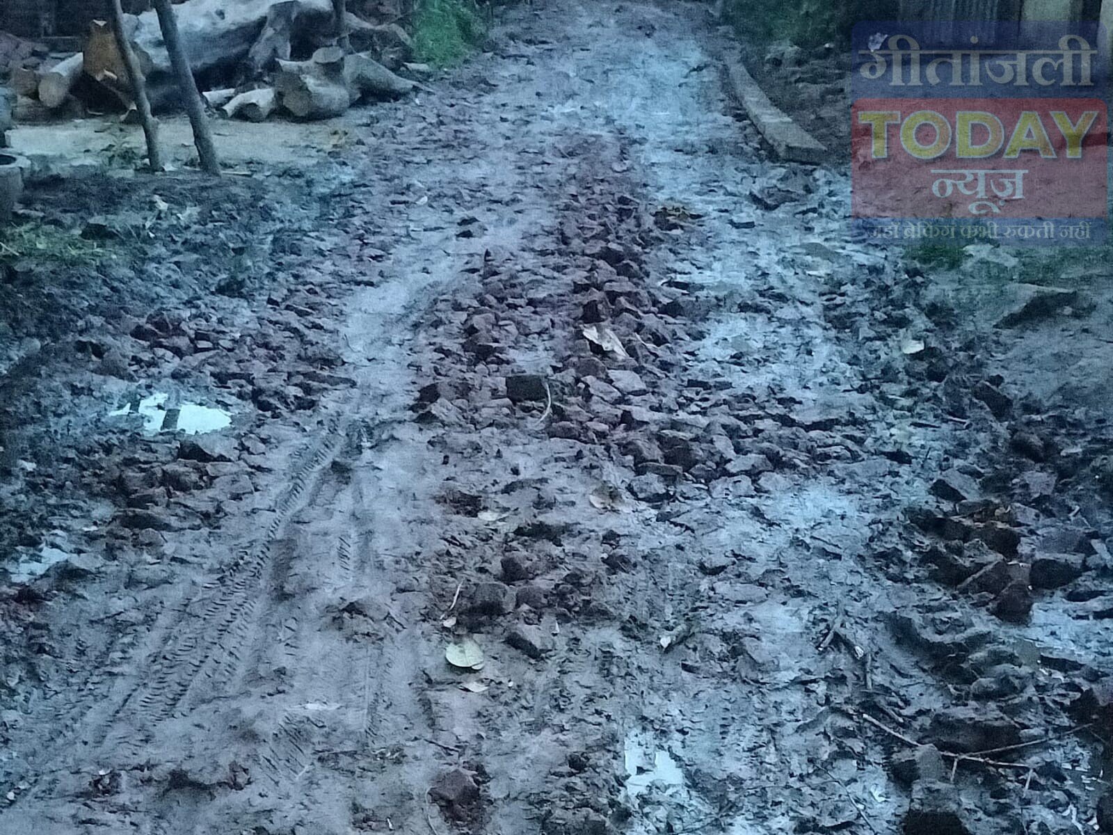 सरकारी फंड का इंतजार खत्म, मुखिया ने निजी खर्च से दलदल बनी सड़क सुधारने की उठाई जिम्मेदारी