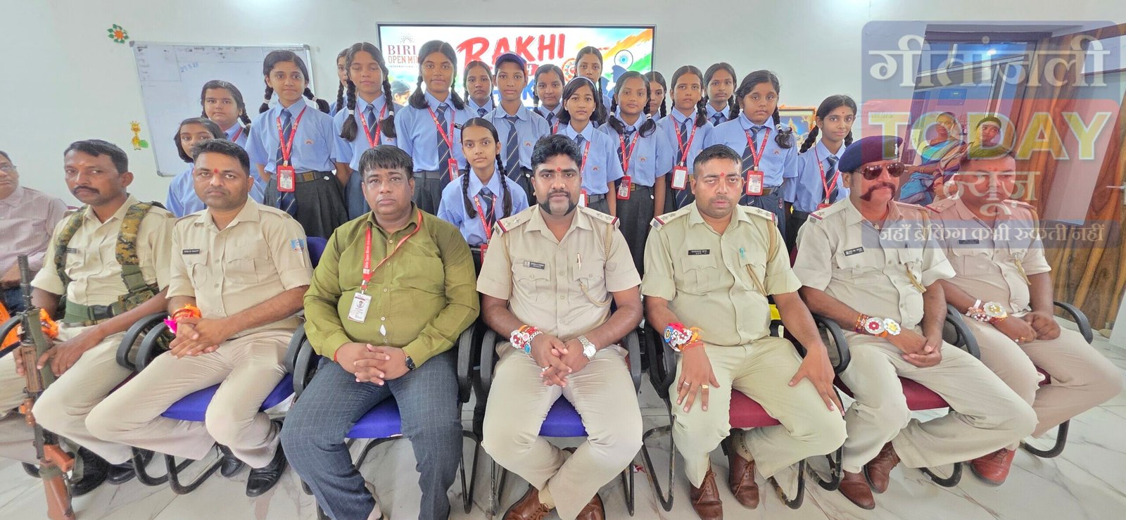 छात्राओं ने पुलिस अधिकारियों को बांधी राखी, विश्वास और भाईचारे का संदेश